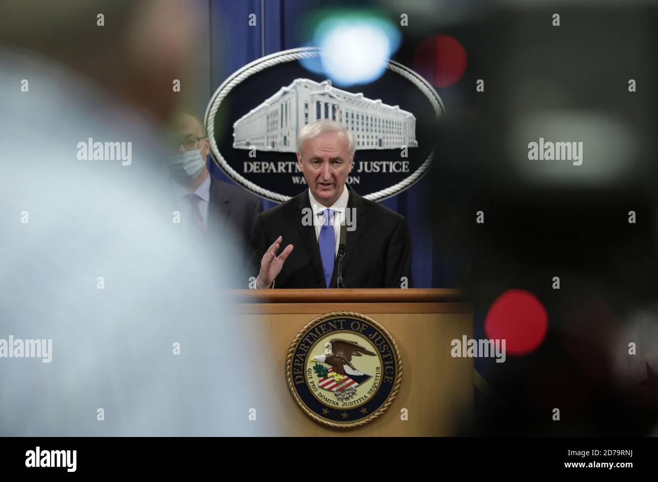 Washington, Usa. Oktober 2020. Der stellvertretende US-Generalstaatsanwalt Jeffrey Rosen gibt bekannt, dass Purdue Pharma LP sich bereit erklärt hat, sich bei einer Pressekonferenz am Justizministerium in Washington, DC, am Mittwoch, dem 21. Oktober 2020, strafrechtlich wegen des Umgangs mit seinem süchtig machenden Opioid OxyContin schuldig zu bekennen. Pool Foto von Yuri Gripas/UPI Kredit: UPI/Alamy Live News Stockfoto