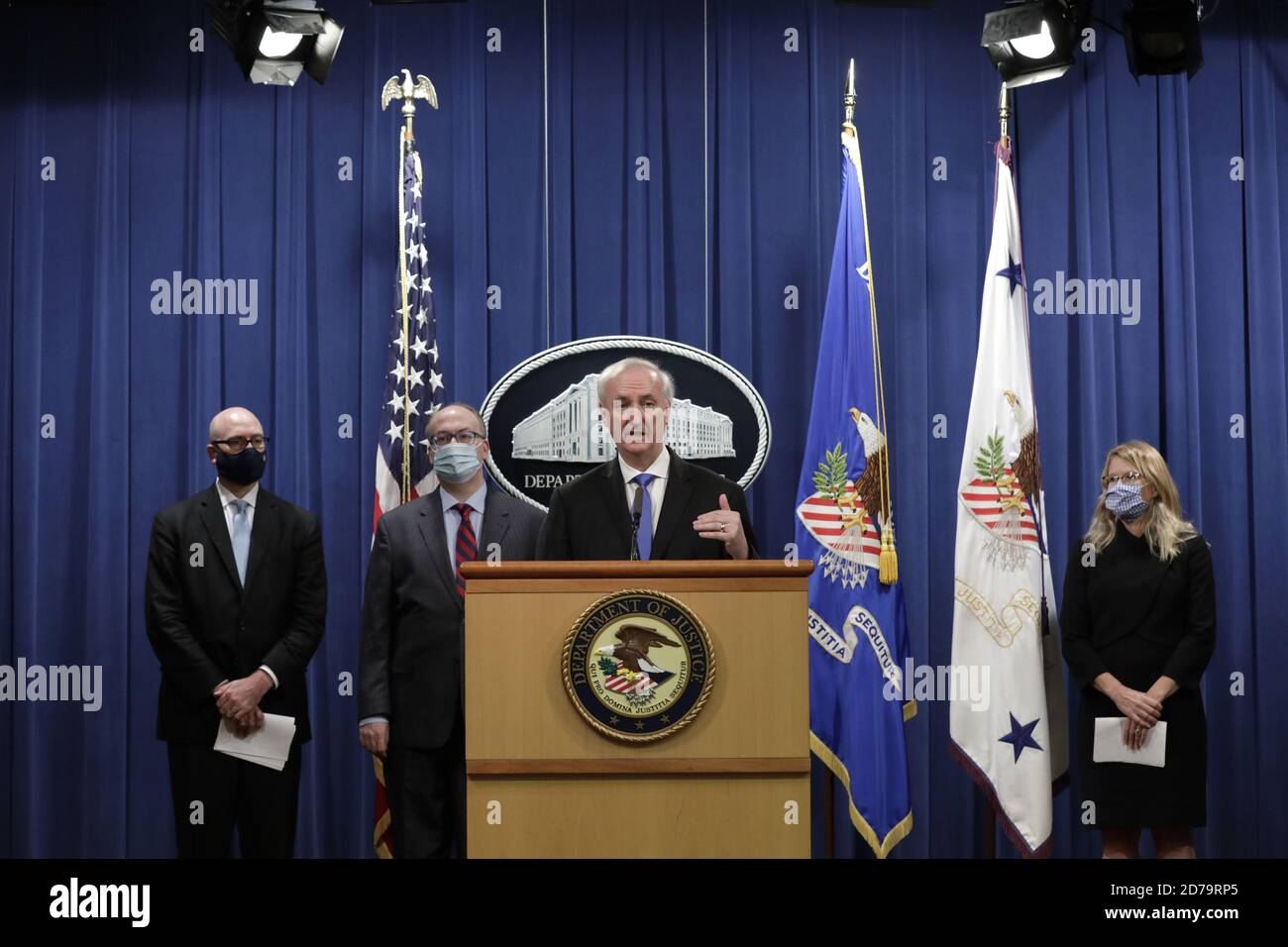 Washington, Usa. Oktober 2020. Der stellvertretende US-Generalstaatsanwalt Jeffrey Rosen gibt bekannt, dass Purdue Pharma LP sich bereit erklärt hat, sich bei einer Pressekonferenz am Justizministerium in Washington, DC, am Mittwoch, dem 21. Oktober 2020, strafrechtlich wegen des Umgangs mit seinem süchtig machenden Opioid OxyContin schuldig zu bekennen. Pool Foto von Yuri Gripas/UPI Kredit: UPI/Alamy Live News Stockfoto