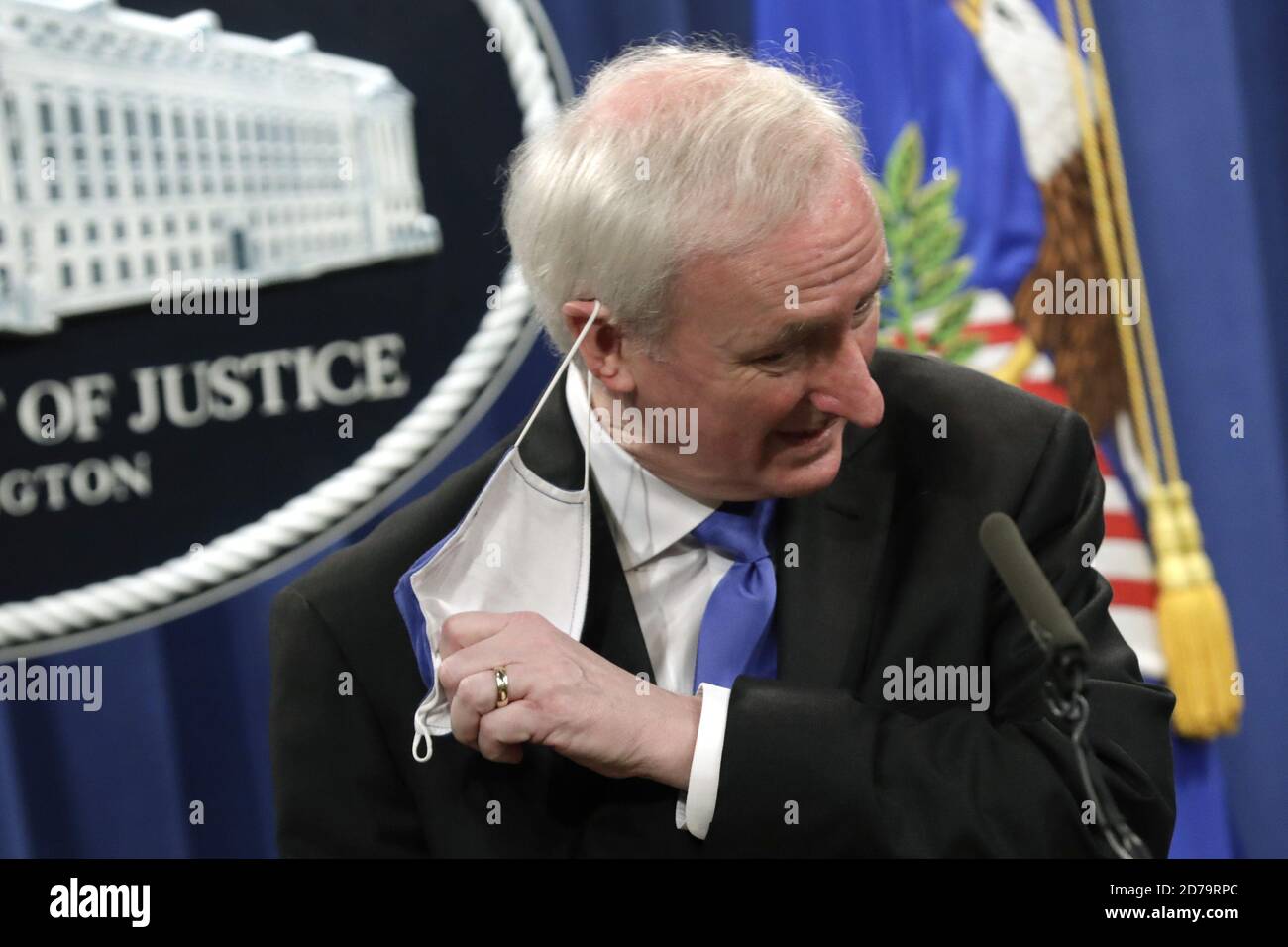 Washington, Usa. Oktober 2020. Der stellvertretende US-Generalstaatsanwalt Jeffrey Rosen gibt bekannt, dass Purdue Pharma LP sich bereit erklärt hat, sich bei einer Pressekonferenz am Justizministerium in Washington, DC, am Mittwoch, dem 21. Oktober 2020, strafrechtlich wegen des Umgangs mit seinem süchtig machenden Opioid OxyContin schuldig zu bekennen. Pool Foto von Yuri Gripas/UPI Kredit: UPI/Alamy Live News Stockfoto