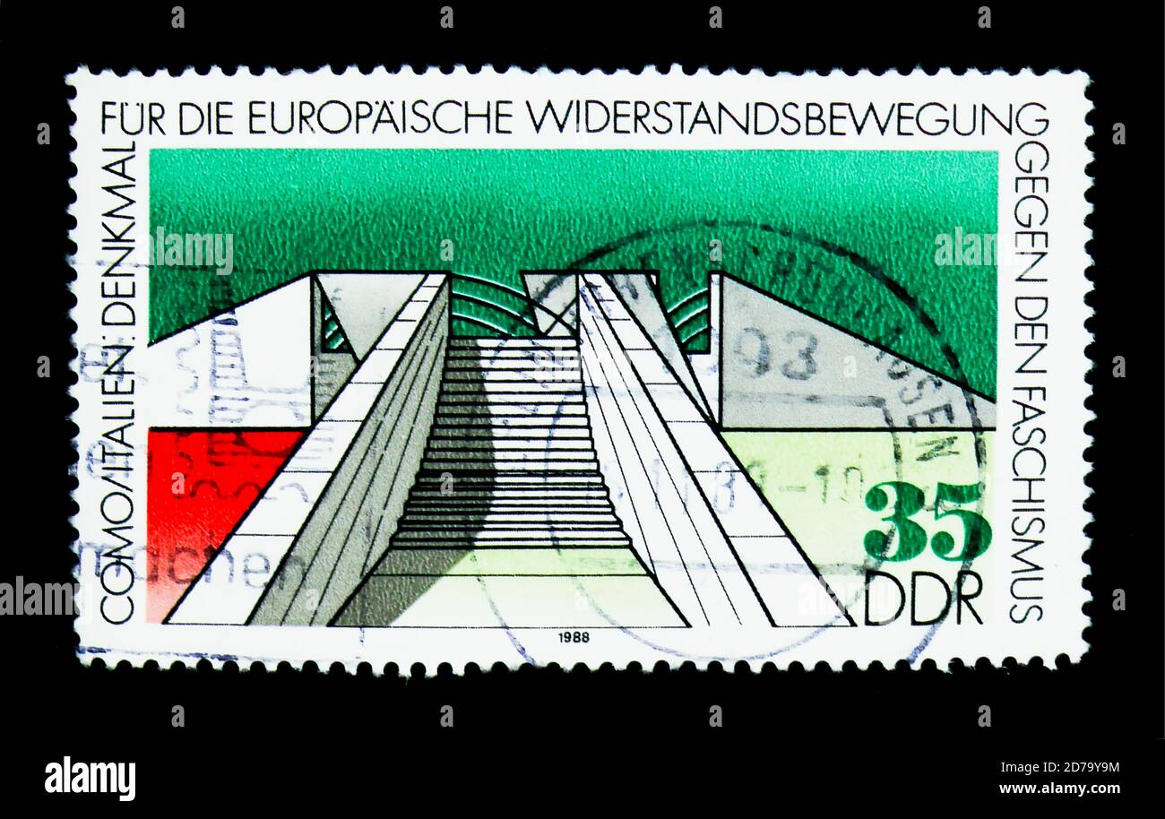 MOSKAU, RUSSLAND - 26. NOVEMBER 2017: Eine in der DDR gedruckte Marke zeigt das Denkmal der europäischen Widerstandsbewegung gegen den Faschismus, Stockfoto