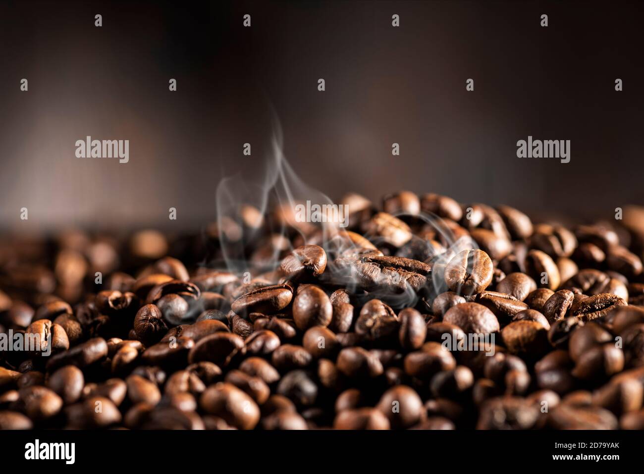 Ein paar gedämpfte Kaffeebohnen auf braunem Hintergrund Stockfoto
