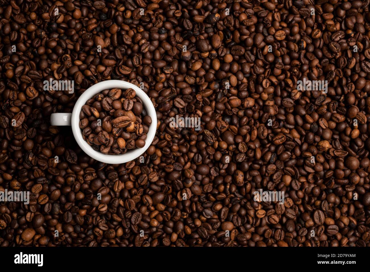 tasse voll von Kaffeebohnen über einem Hintergrund von Kaffee Bohnen Stockfoto