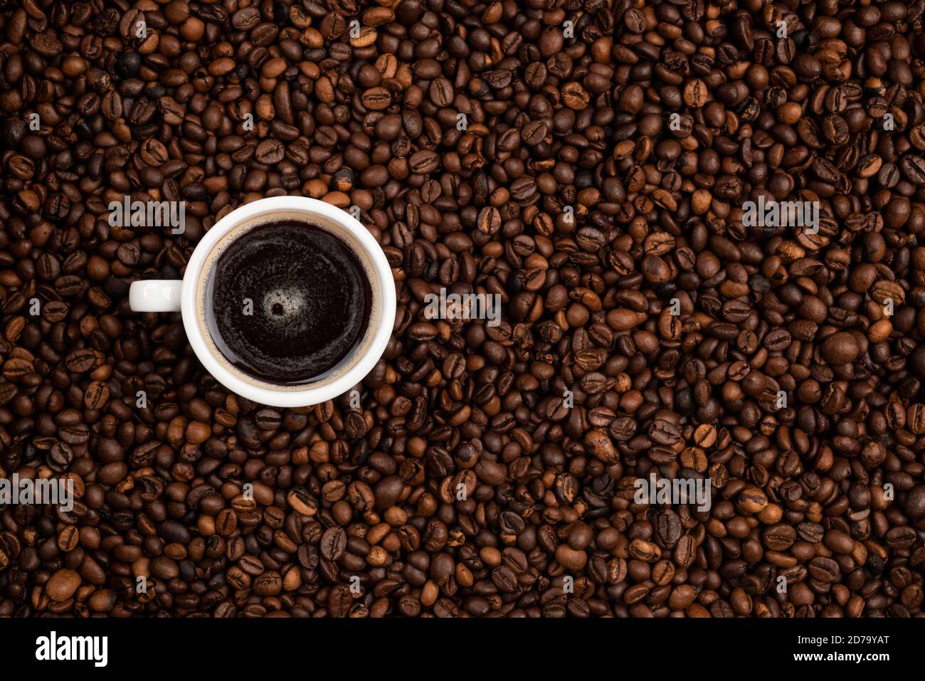 tasse mit schwarzem Kaffee auf einem Hintergrund von Kaffee Bohnen Stockfoto