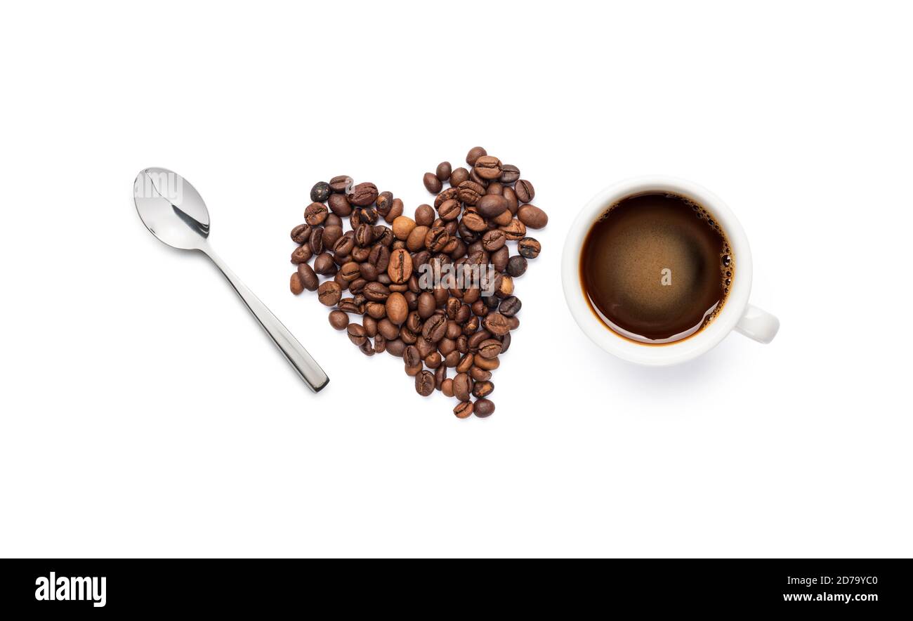 Zusammensetzung mit Kaffeebohnen, Löffel und schwarzer Kaffeetasse Stockfoto
