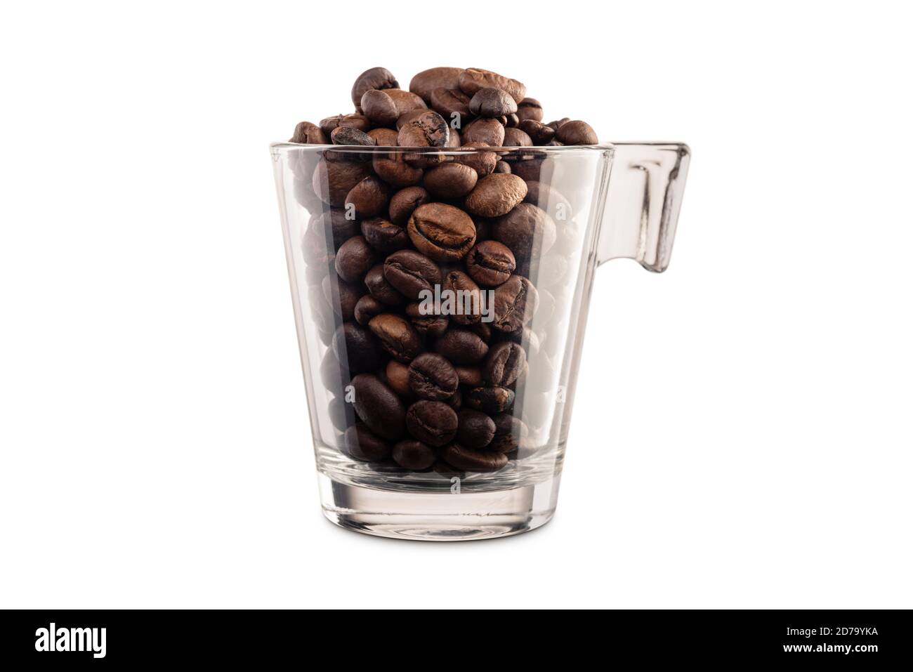 Glas Tasse voll von Kaffeebohnen auf weißem Hintergrund Stockfoto