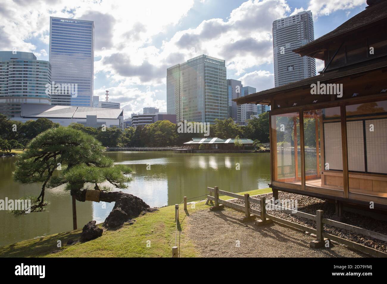 Tokio, Japan. Oktober 2020. Nakajima-no-ochaya (Teehaus) in der Mitte des Shioiri-no-ike (Teich) in Hama-Rikyu Gärten in Tokyo. Kredit: SOPA Images Limited/Alamy Live Nachrichten Stockfoto