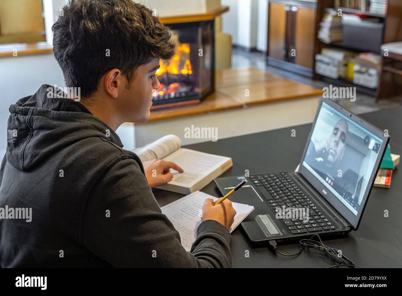 heimschooling. Junge Student mit Professor mit Laptop von zu Hause während der covid-19 Gesundheitskrise verbunden Stockfoto
