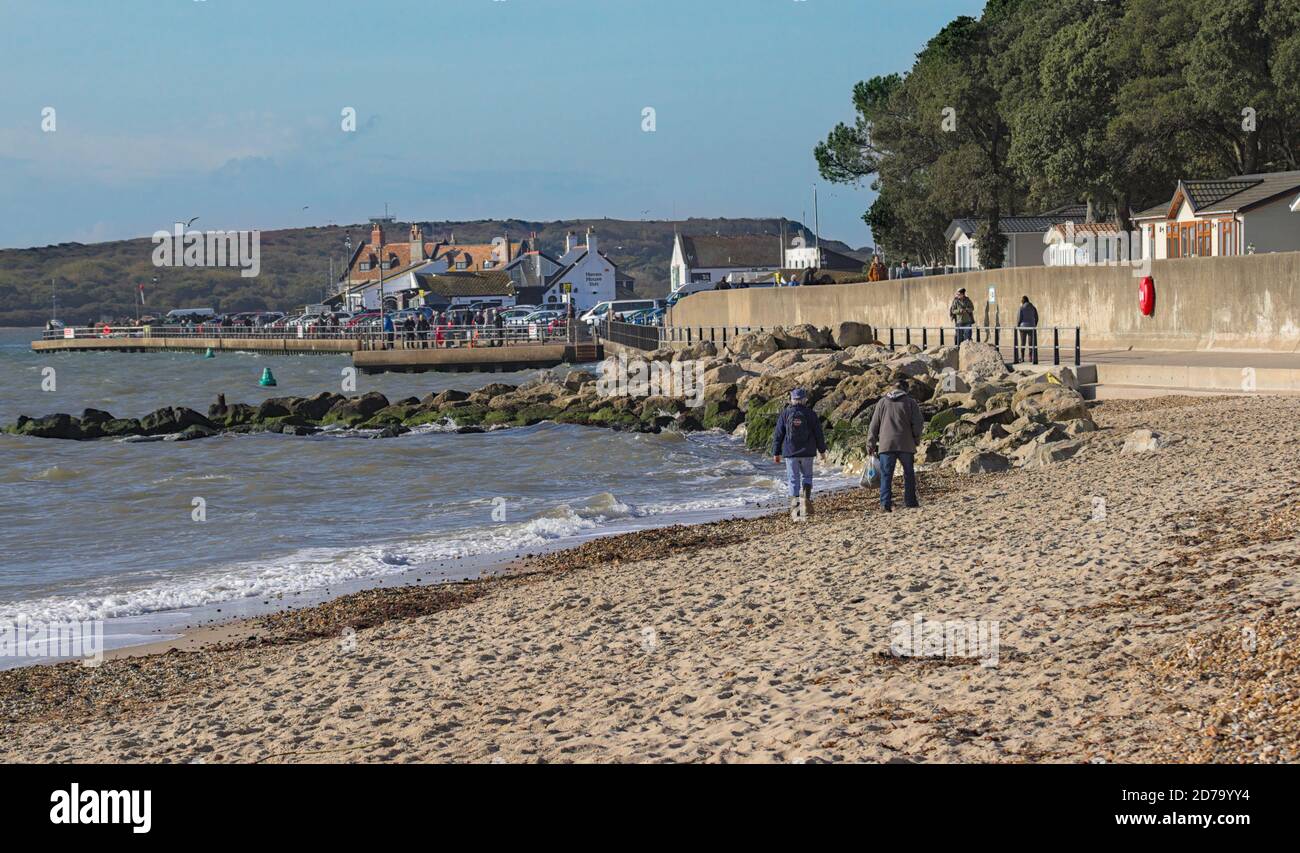 Blick von Avon Beach in Richtung Mudeford Quay, The Haven Pub und Hengistbury Head UK Stockfoto