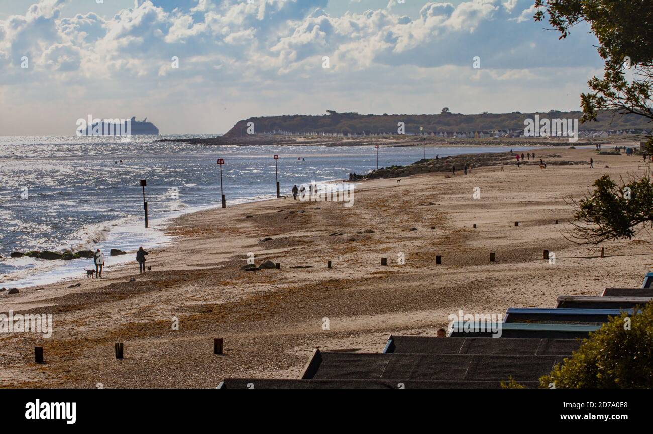 Blick auf Avon Beach Christchurch UK Blick zurück in Richtung Mudeford Quay, Mudeford Sand Spit und Hengistbury Head mit EINEM Kreuzfahrtschiff im Hintergrund Stockfoto