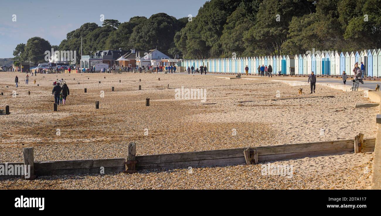 Blick auf Avon Beach Christchurch UK entlang EINER Reihe von Beach Huts Richtung Mudeford Quay Stockfoto