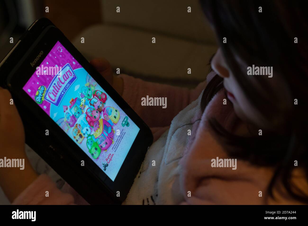 Junges Mädchen Umgang mit Tablet und spielen Spiele. Junge Generation und exzessiver Einsatz von Technologie. Stockfoto