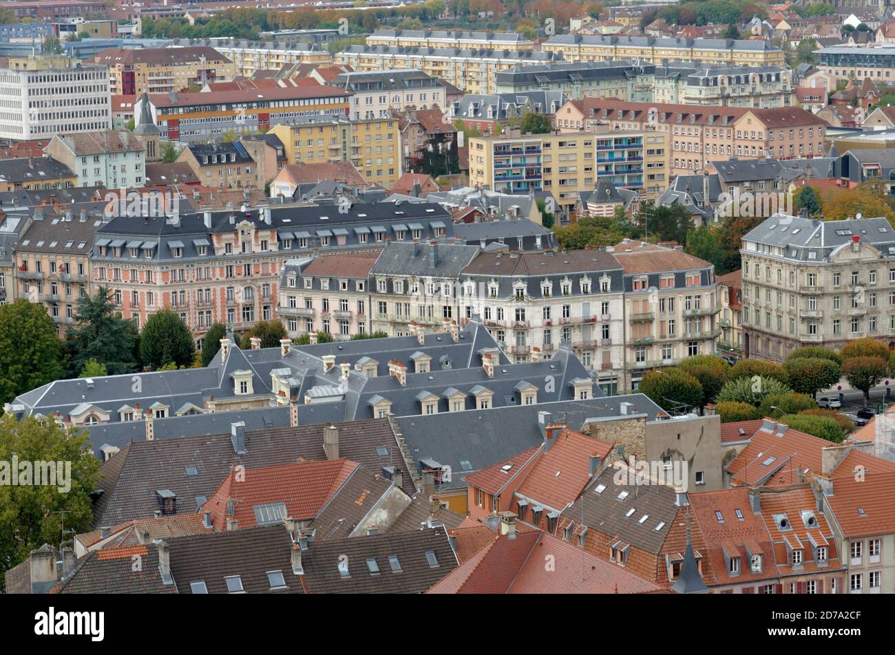 Luftaufnahme der Dächer der Stadt Belfort in Frankreich. Die Altstadt steht im Vordergrund. Im Hintergrund mischt sich die alte Architektur mit der Moderne. Stockfoto