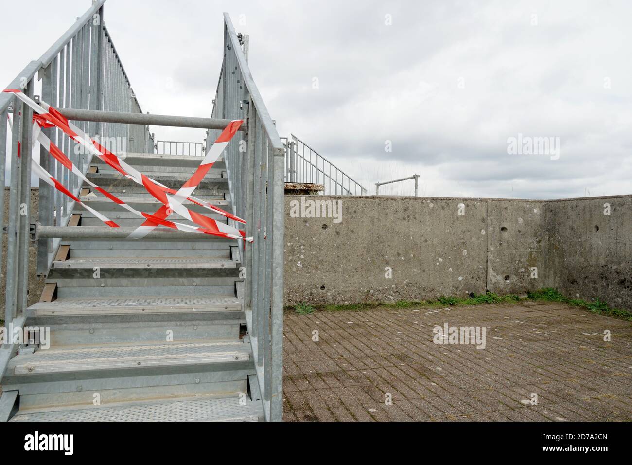 Der Zugang zur Metalltreppe ist mit Kunststoff-Sperrband in rot und weiß behindert. Aussichtsplattform in der Festung oder Zitadelle in Belfort, Frankreich. Stockfoto