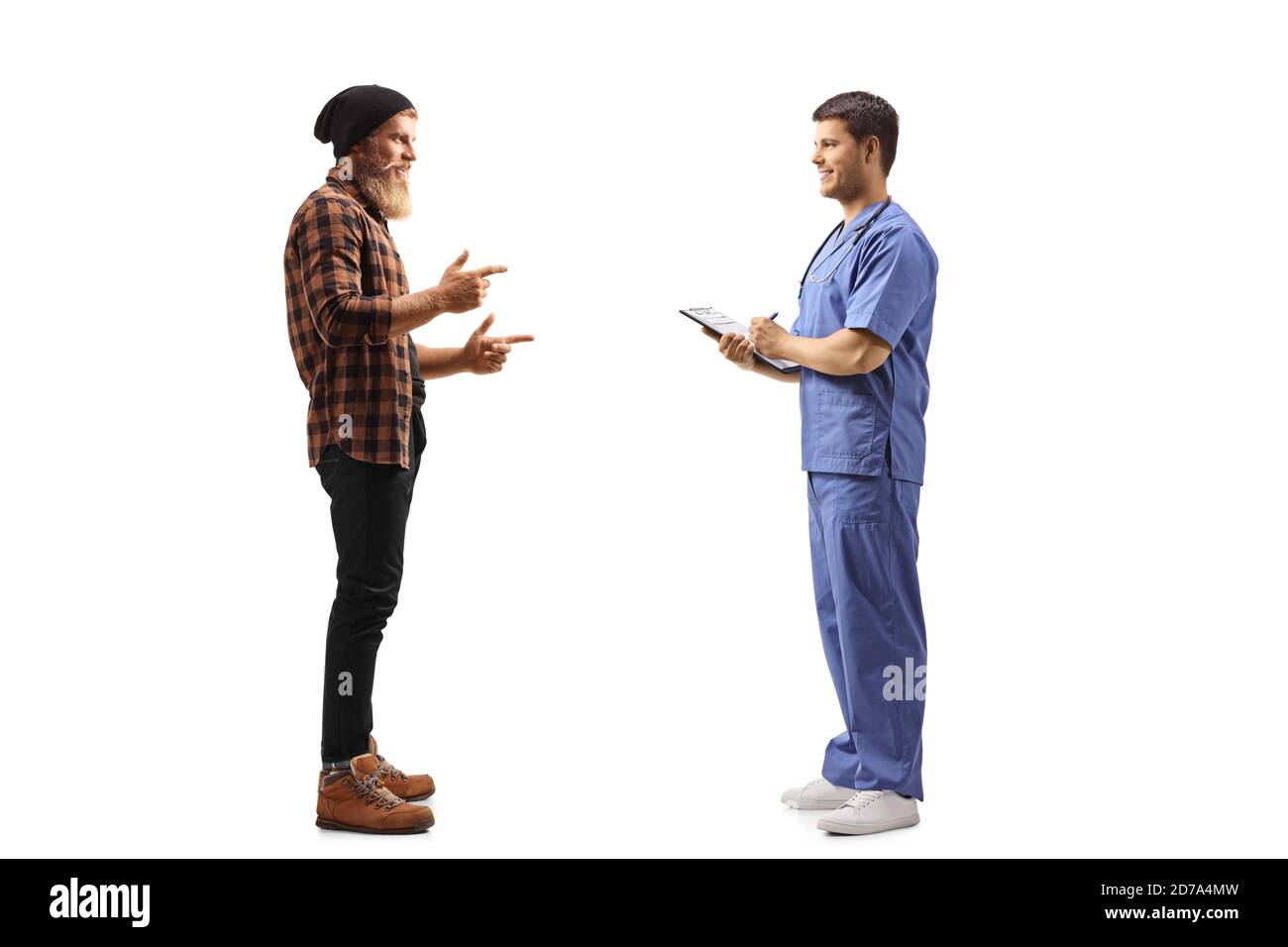 Ganzkörperaufnahme eines bärtigen jungen Mannes im Stehen Und im Gespräch mit einem Arzt in einer blauen Uniform isoliert Auf weißem Hintergrund Stockfoto