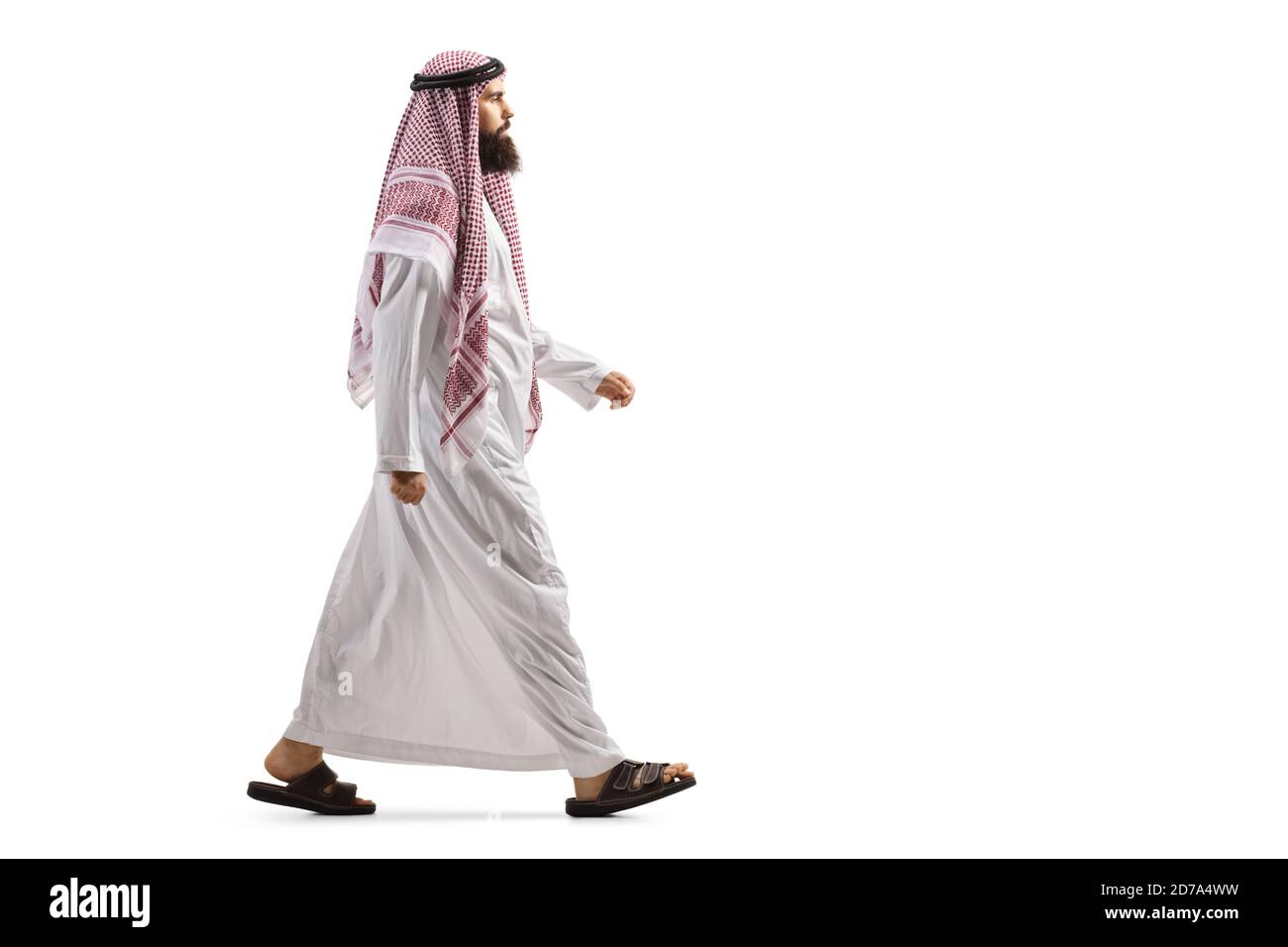 Ganzkörperaufnahme eines arabischen Mannes in einem Traditionelle thobe Walking isoliert auf weißem Hintergrund Stockfoto