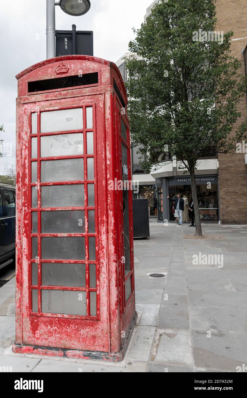 London, UK - 18 Oct 2020: Alte, abgenutzte und abblätternde britische rote Telefonbox auf der London Street. Stockfoto