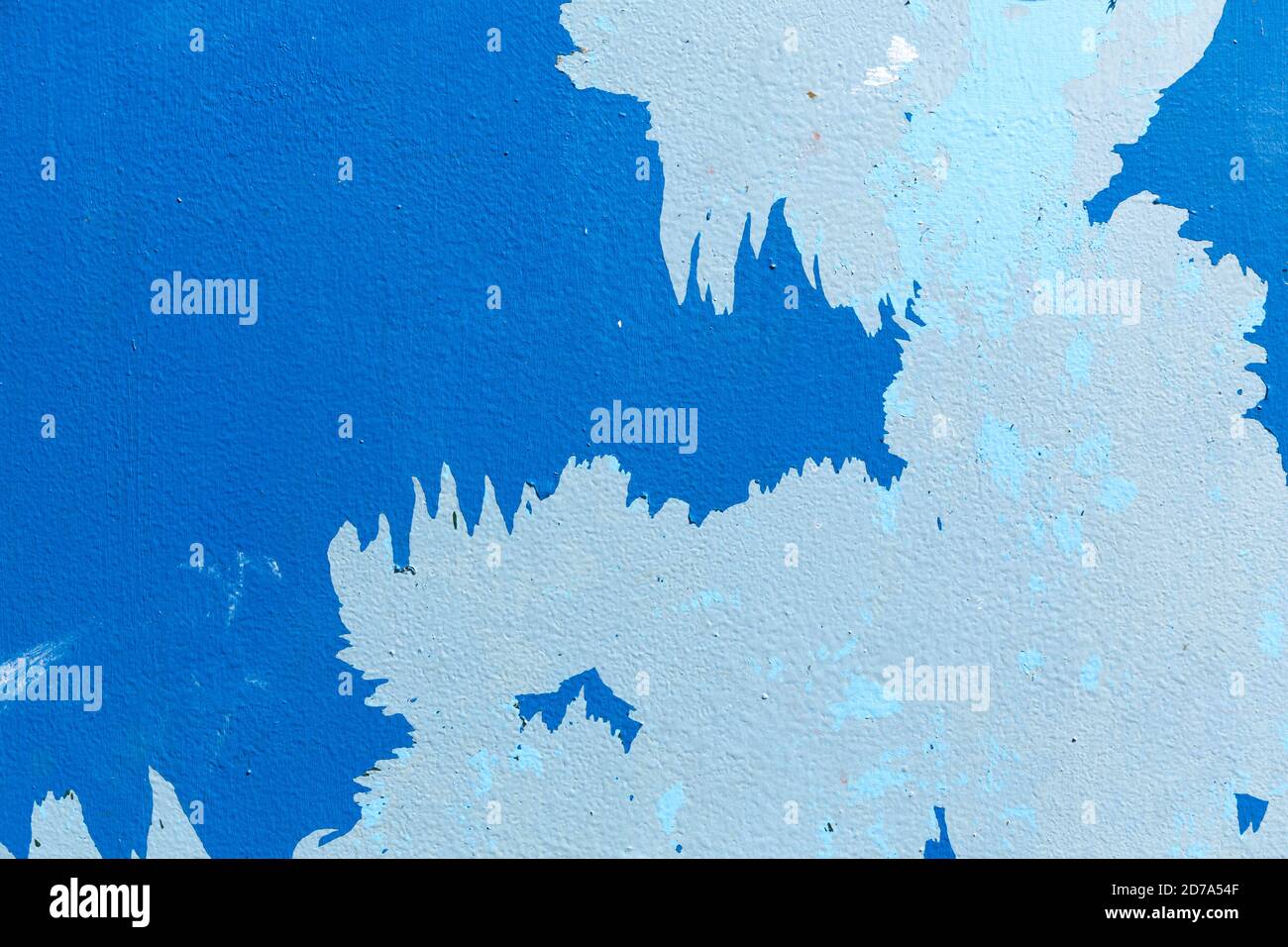 Außenwand mit dunkelblauer Farbe, die sich von helleren Schichten abblättert. Stockfoto