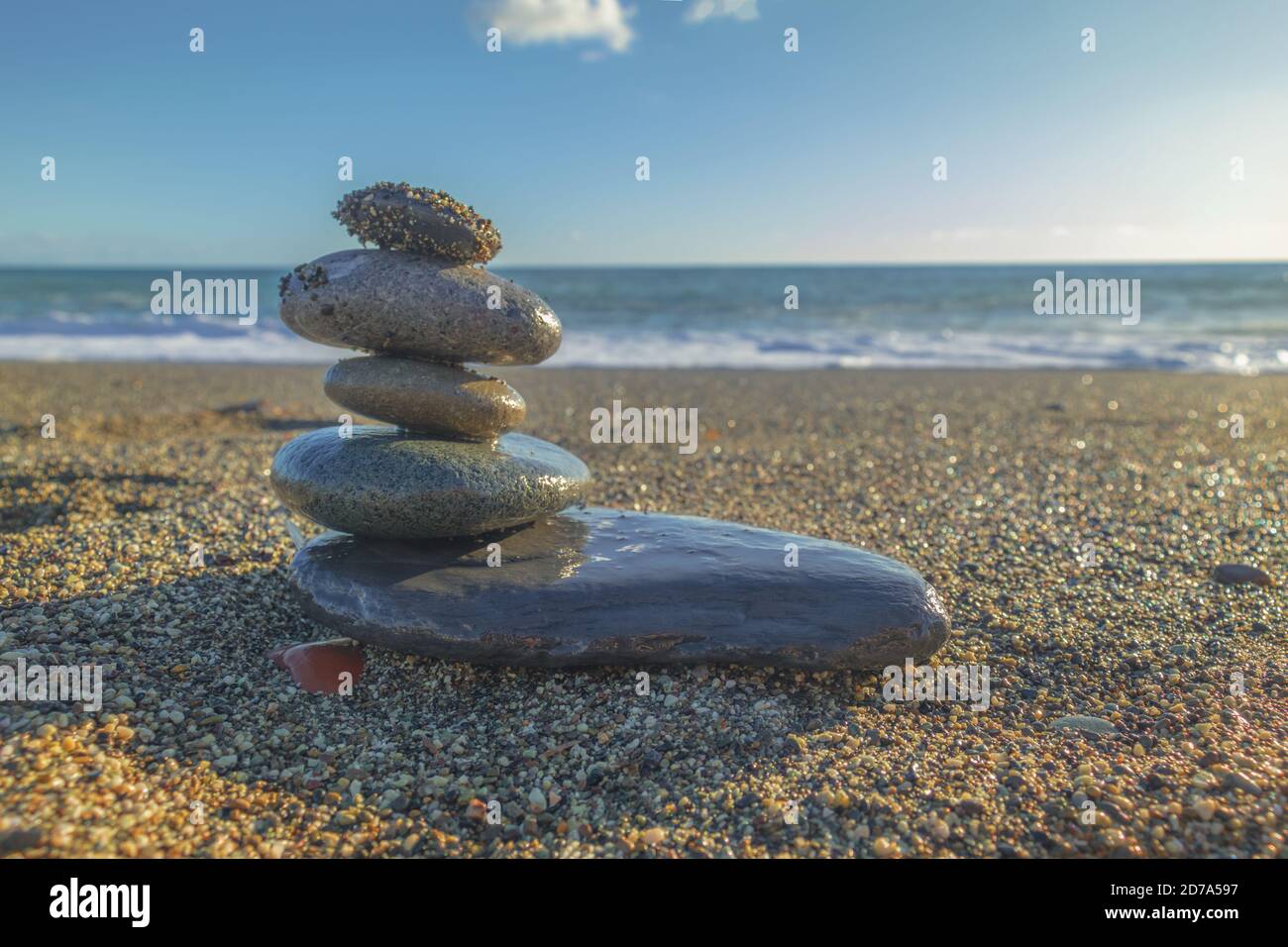 Pyramide der Steine auf einem Sandstrand gegen die Meer Stockfoto