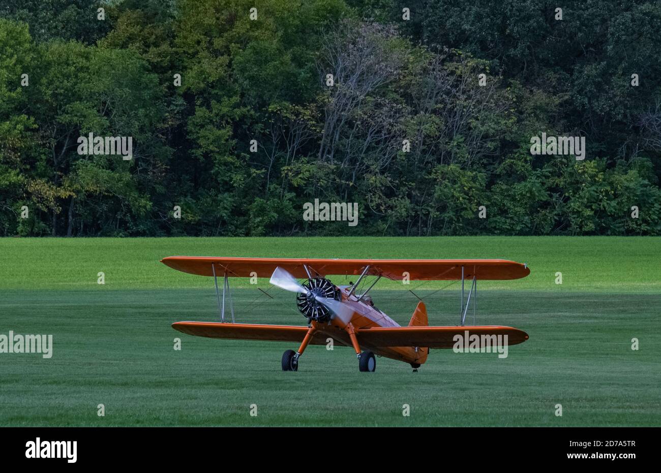 Gelber Biplane-Drehzahlmotor Stockfoto