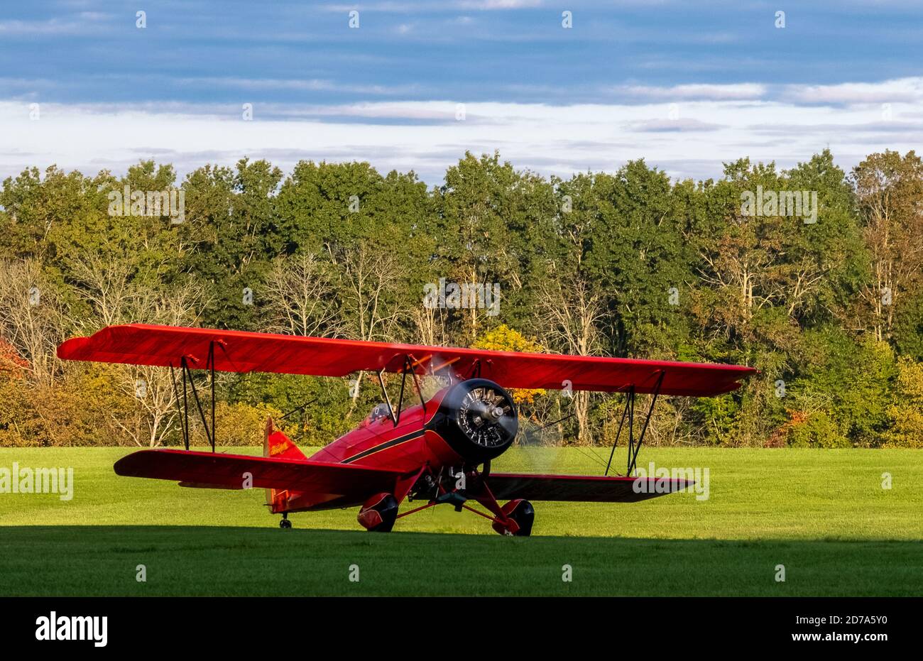 Roter 1. Weltkrieg Biplane revs Motor Stockfoto