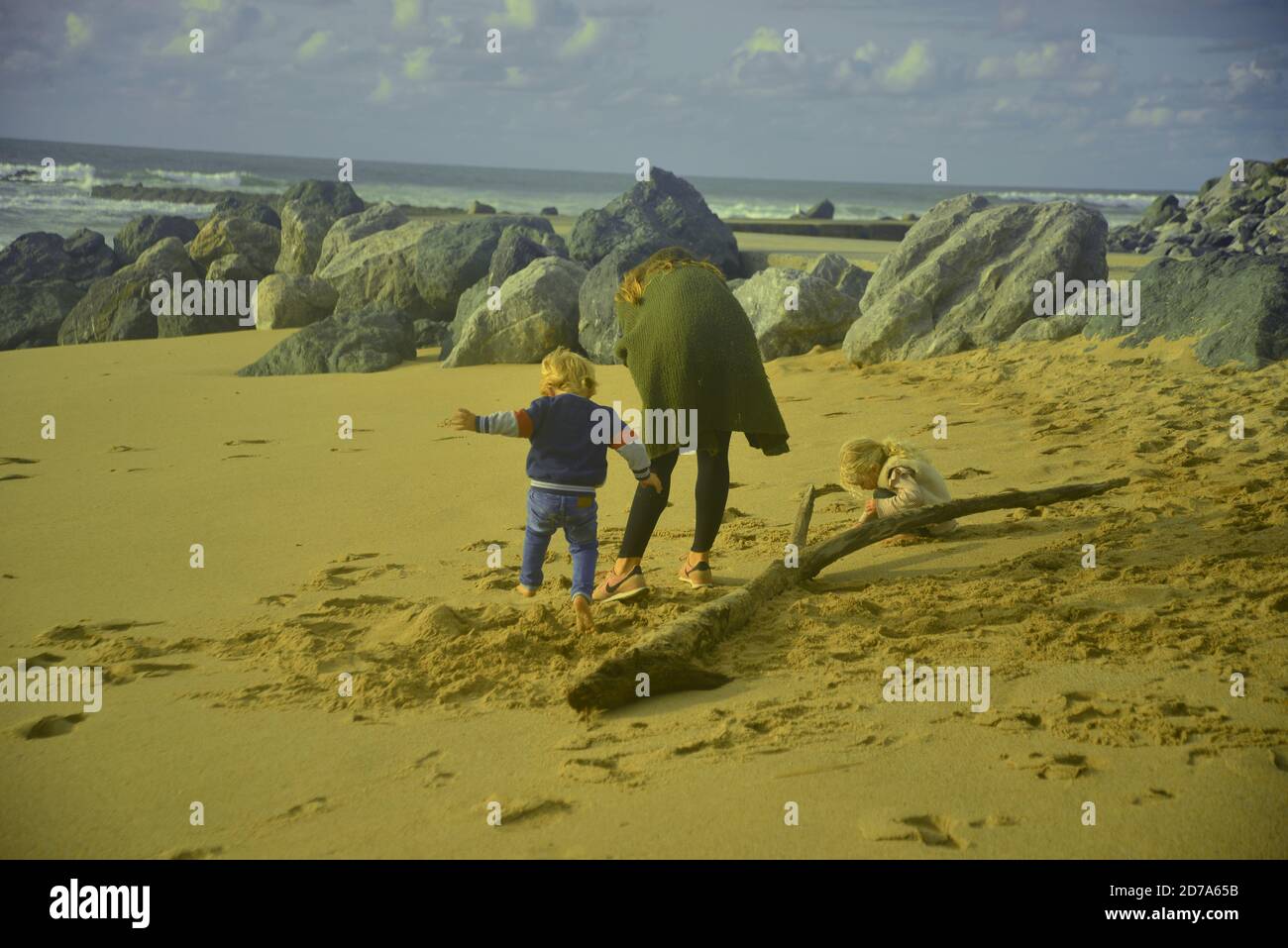 Junge Familie spielt am Strand im Südwesten Frankreichs, pasakdek Stockfoto