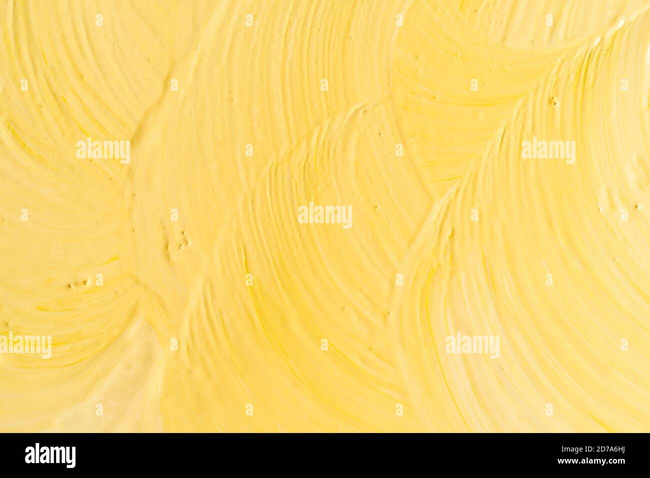 Nahansicht eines Hintergrunds mit dicken weißen und gelben Farben mit Pinselstrichen gemalt. Stockfoto