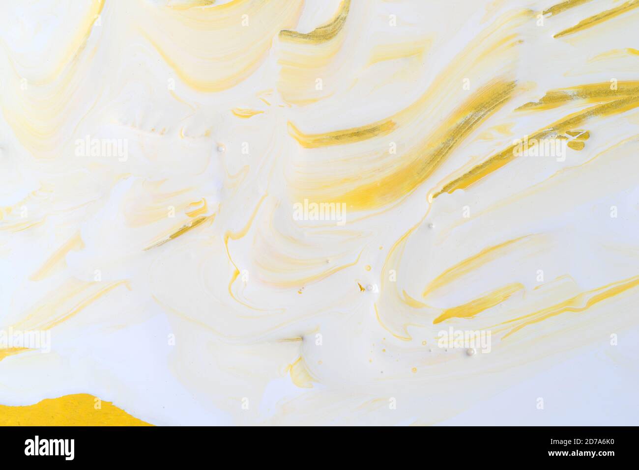 Nahansicht eines Hintergrundes mit nasser und dicker weißer und gelber Farbe. Stockfoto