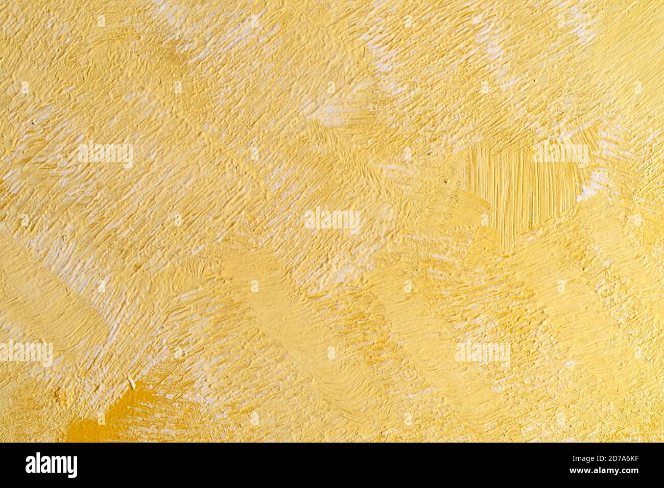 Nahansicht eines mit weißer und gelber Farbe bemalten Hintergrundes mit groben inkonsistenten Pinselstrichen. Stockfoto