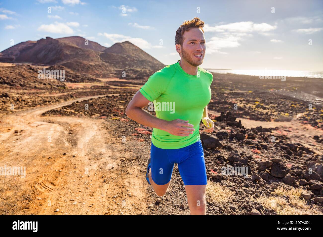 Trailrunner Laufmann. Sport- und Fitnesskonzept. Männlicher Athlet Ultra Laufen in der Natur Bergweg. Active Fit Sportmann in Kompressionskleidung Stockfoto