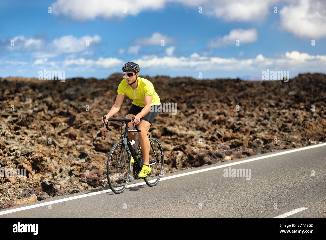 Triathlon Radfahren Mann Sportler auf Rennrad. Fitnesstraining im Freien in der Naturlandschaft. Männlicher Sportwettbewerb. Stockfoto
