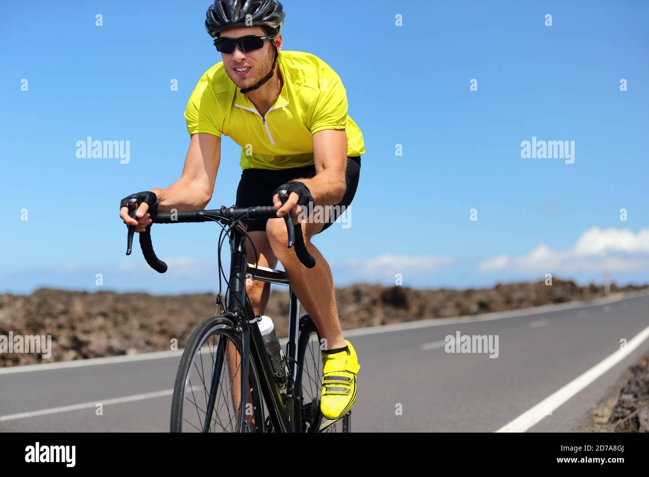 Rennrad Radfahrer Mann Sport Sportler Training Cardio-Training auf Rennrad. Männliche Biker Radfahren im Freien Training für Triathlon. Stockfoto