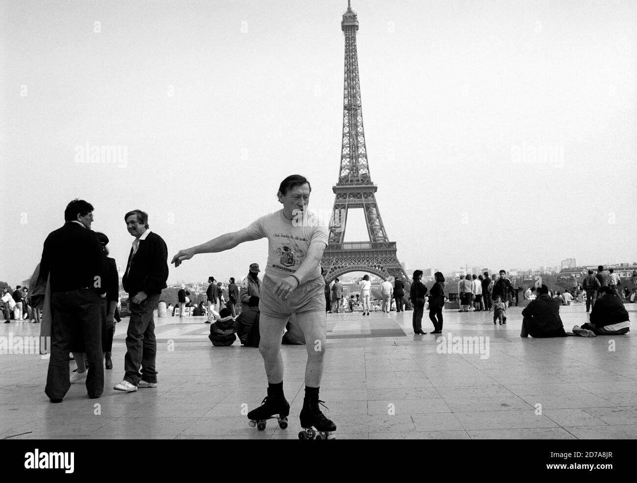 Männer mittleren Alters, die im Trocadero in der Nähe des Eiffelturms in Paris Schlittschuhlaufen. 1995. BILD VON DAVID BAGNALL, 1990er Personen, die außerhalb der Abteilung Aufmerksamkeit suchen Stockfoto