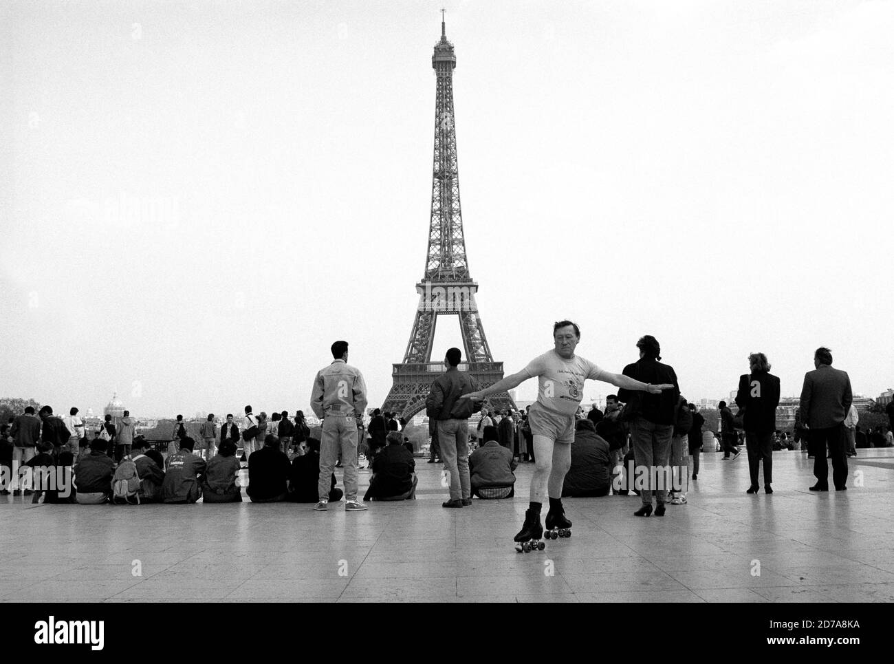 Männer mittleren Alters, die im Trocadero in der Nähe des Eiffelturms in Paris, Frankreich, skaten. 1995. BILD VON DAVID BAGNALL 1990er Personen, die sich außerhalb der Öffentlichkeit um Frankreich, Frankreich, Europa, bemühen Stockfoto