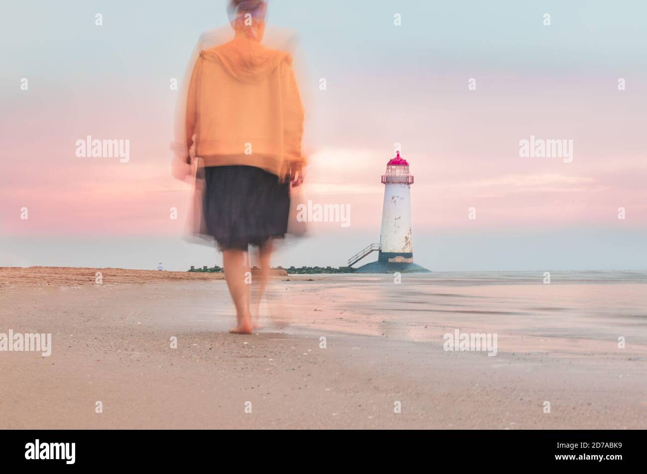 Verschwommene Bewegung der Frau zum Leuchtturm Stockfoto