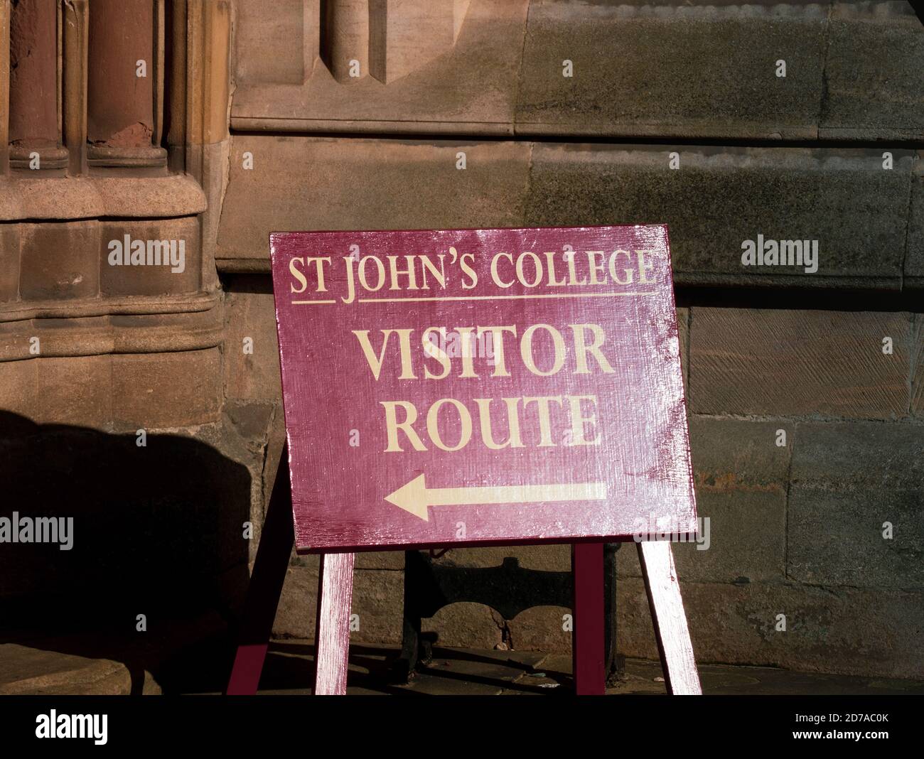 St Johns College Cambridge Besucher Route Schild zeigt die Richtung Folgen, um das College zu besuchen Stockfoto