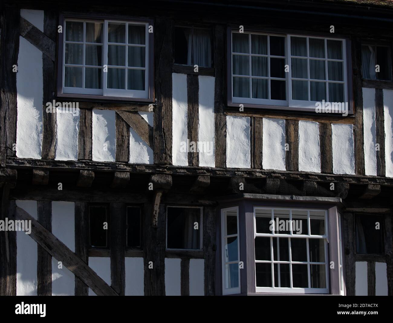 Detail des schwarz-weißen Fachwerkgebäudes und der Fenster Cambridge, England Stockfoto