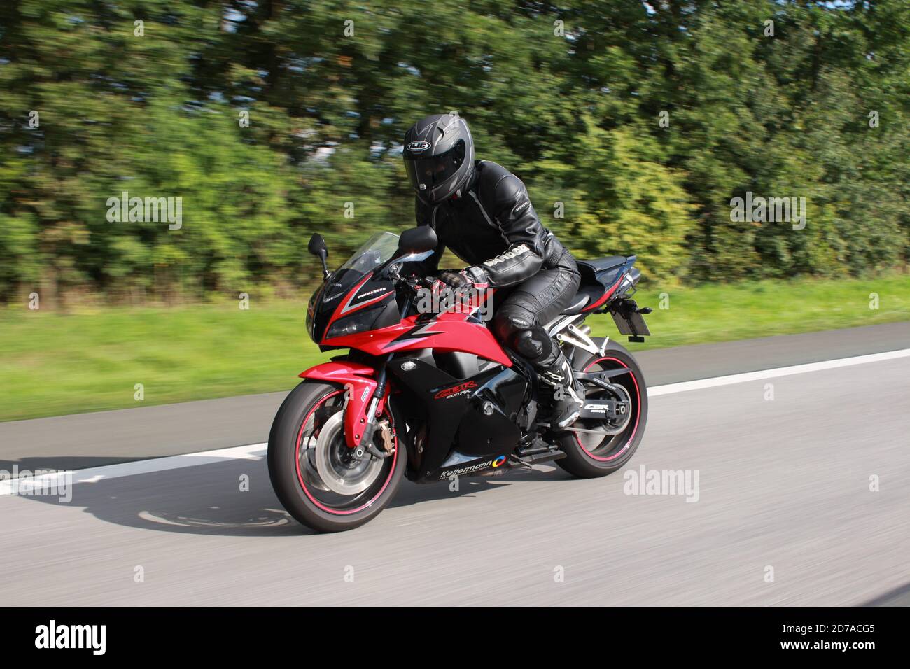 Motorradfahren auf deutscher Autobahn Stockfoto