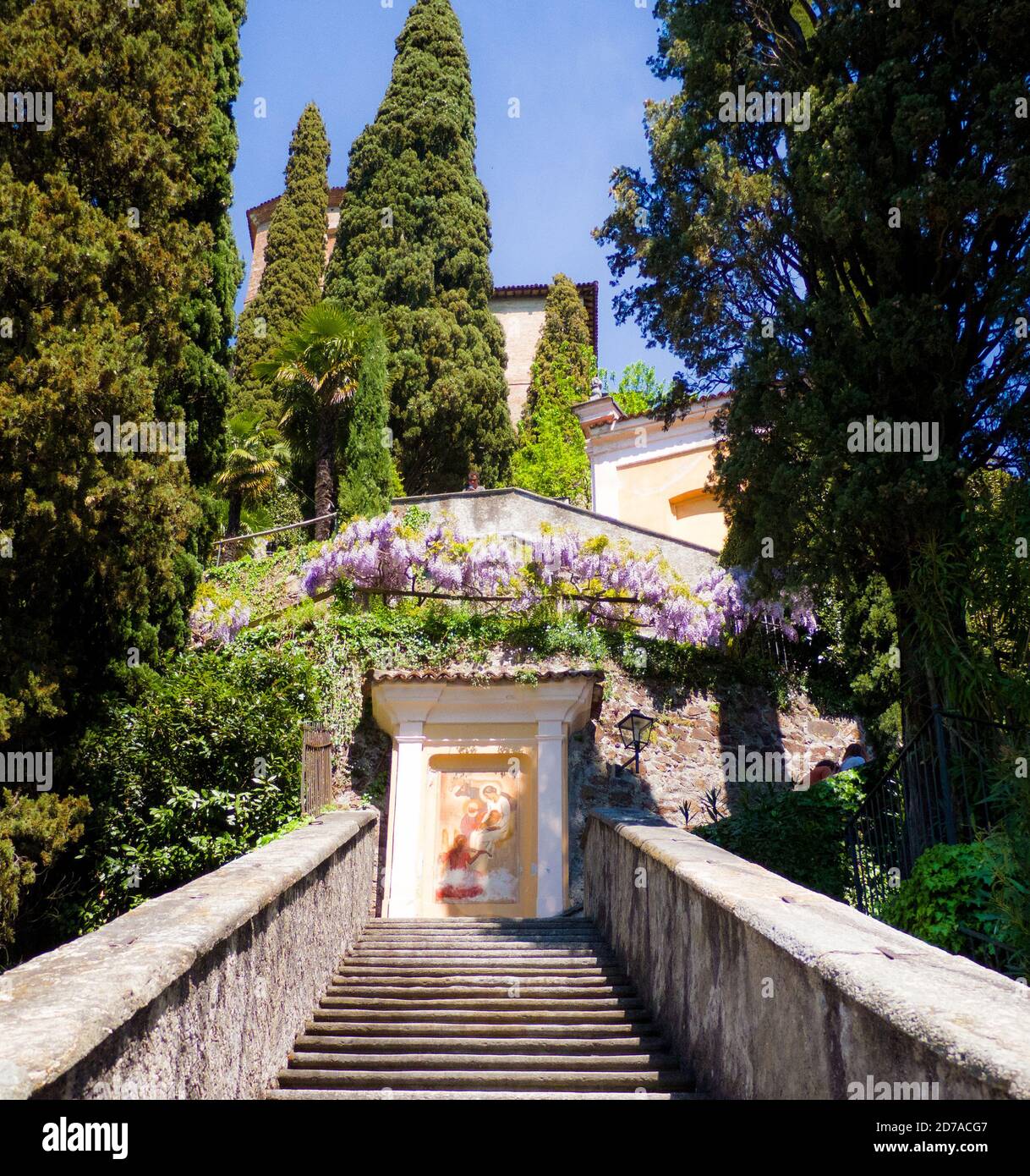 Heilige Bilder auf dem beschwerlichen Weg, der den Pilger führt Auf den Gipfel des heiligen Berges Stockfoto