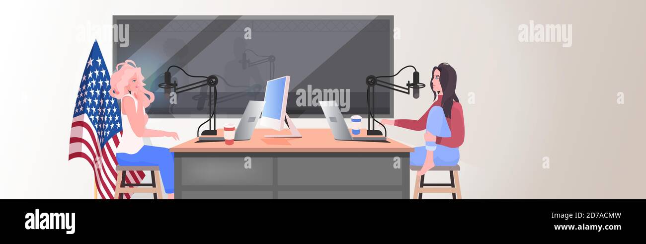 Podcasts im Gespräch mit Mikrofonen Aufnahme Podcast in Radio-Studio Podcasting Konzept Frauen Paar diskutieren während der Sitzung horizontale volle Länge Vektor Abbildung Stock Vektor