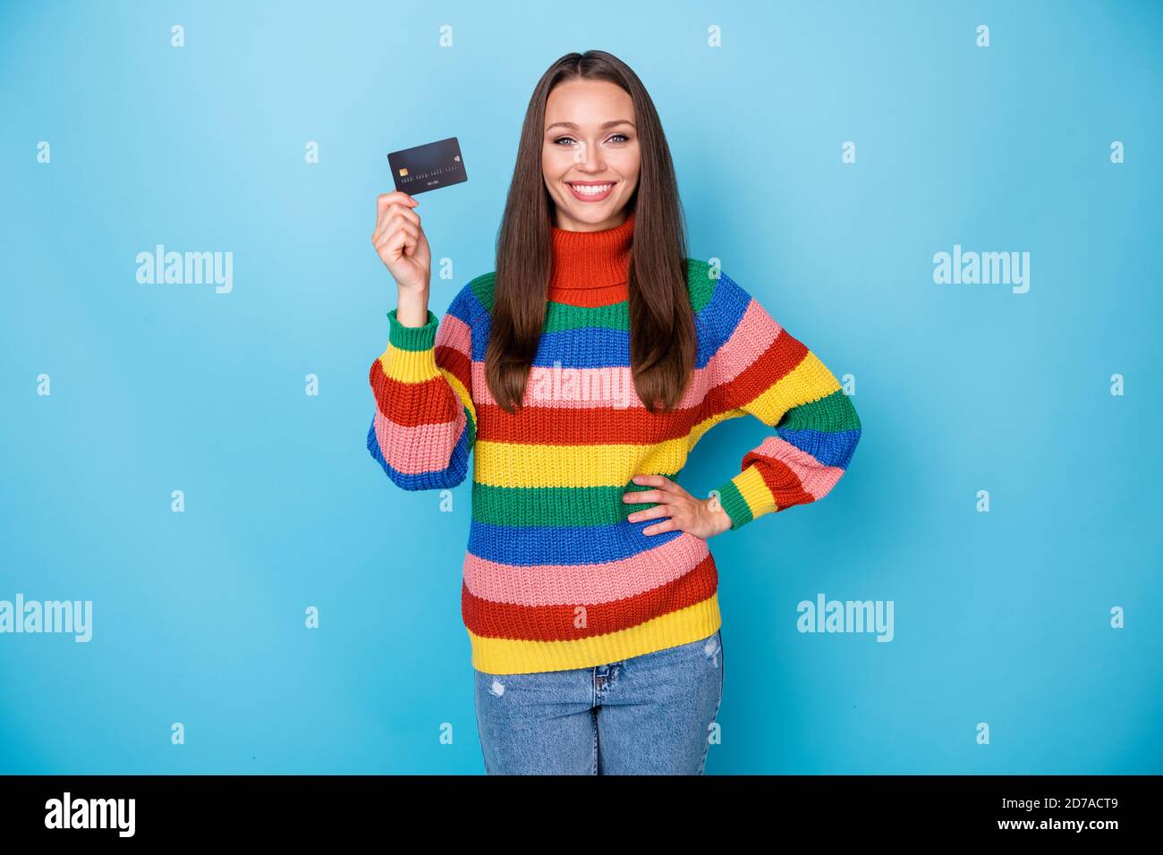 Porträt von ihr sie schön aussehende attraktiv ziemlich schön fröhlich fröhlich Mädchen hält in der Hand Bankkarte Client-Service im Ausland zu nutzen Isoliert hell Stockfoto