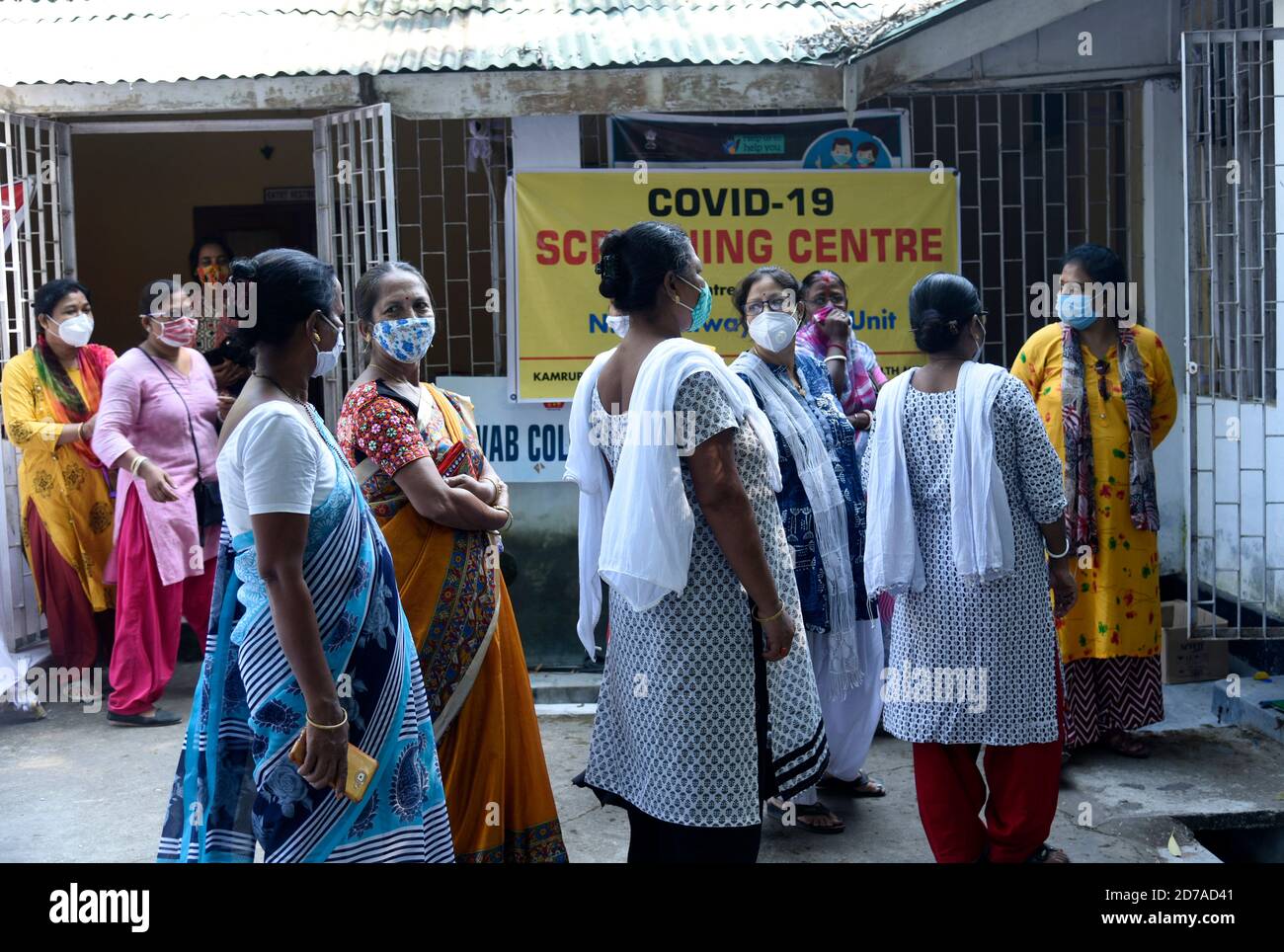 Frauen kommen für Covid-19 Rapid Antigen Testing (RATTE), in einem Swab Collection Center vor dem durga puja Festival, in Guwahati, Indien am 21. Oktober 2020. Insgesamt wurden bis Oktober 20 insgesamt 9, 72, 00,379 Proben getestet. Laut der Johns Hopkins University, die COVID-19-Daten aus der ganzen Welt zusammenstellt, ist Indiens Todesrate die drittschlimmste. Kredit: David Talukdar/Alamy Live Nachrichten Stockfoto