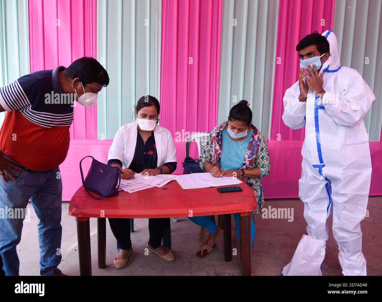 Ein Gesundheitshelfer kommt für Covid-19 Rapid Antigen Test (RATTE), bei einer Durga puja mandap vor dem durga puja Festival, in Guwahati, Indien am 21. Oktober 2020. Insgesamt wurden bis Oktober 20 insgesamt 9, 72, 00,379 Proben getestet. Laut der Johns Hopkins University, die COVID-19-Daten aus der ganzen Welt zusammenstellt, ist Indiens Todesrate die drittschlimmste. Kredit: David Talukdar/Alamy Live Nachrichten Stockfoto