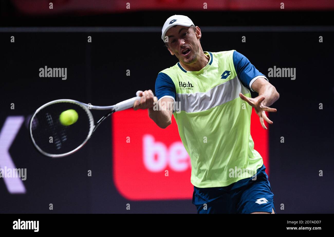 Köln, Deutschland. Oktober 2020. Tennis: ATP Tour - Cologne Championships (ATP), Einzel, Männer, 2. Runde, A. Zverev (Deutschland) - Millman (Australien). John Millman spielt den Ball. Quelle: Jonas Güttler/dpa/Alamy Live News Stockfoto