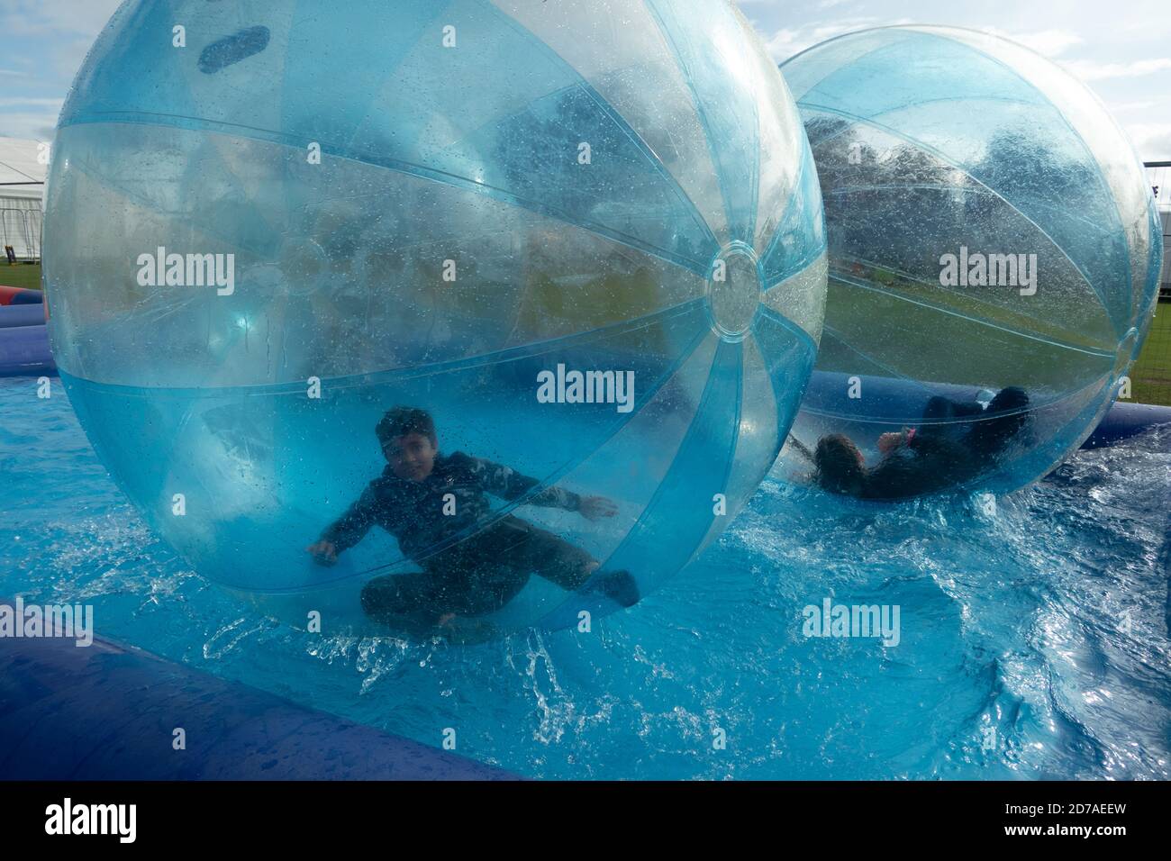 Kinder haben Spaß in Kunststoff Bubble Balls Stockfoto