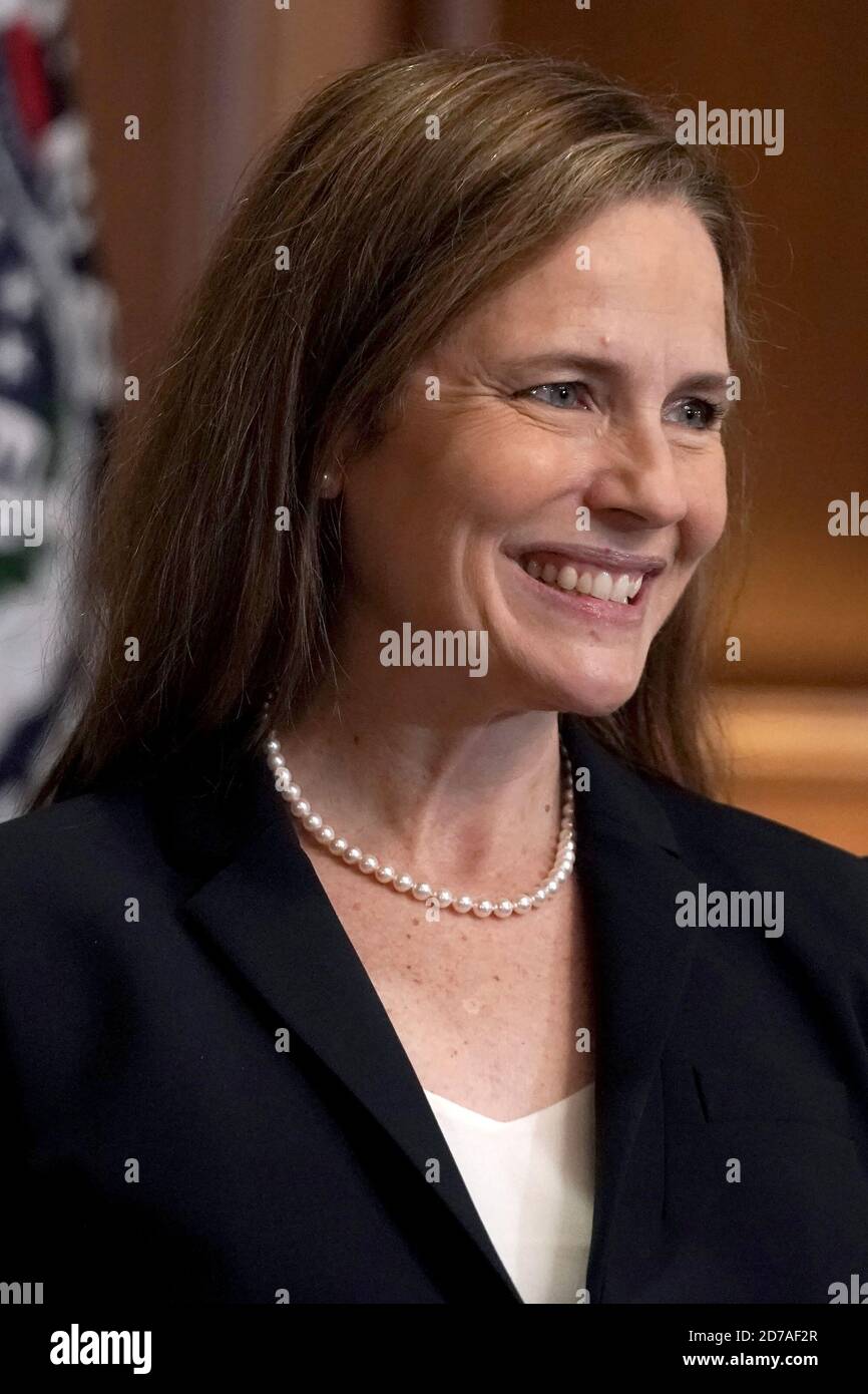 Washington, Usa. Oktober 2020. Amy Coney Barrett, die für das Oberste Gericht nominiert ist, trifft sich am Mittwoch, den 21. Oktober 2020, auf dem Capitol Hill in Washington, DC mit Senatoren. Barrett wird voraussichtlich am Montag, den 26. Oktober, bestätigt. Pool Foto von Greg Nash/UPI Kredit: UPI/Alamy Live Nachrichten Stockfoto