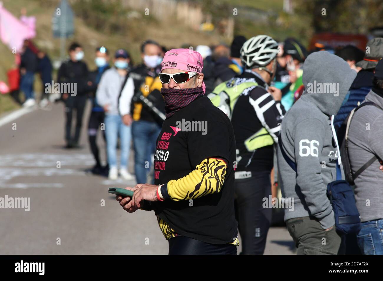 Madonna Di Campiglio, Italien. Oktober 2020. Giro d'Italia 2020 Radtour durch Italien am 21/10/2020 in Madonna di Campiglio, Italien. Etappe 17 zwischen Bassano del Grappa und Madonna di Campiglio. In Action-Fans mit Masken (Foto: Pierre Teyssot/ESPA-Images) Kredit: Europäische Sport-Fotoagentur/Alamy Live News Stockfoto