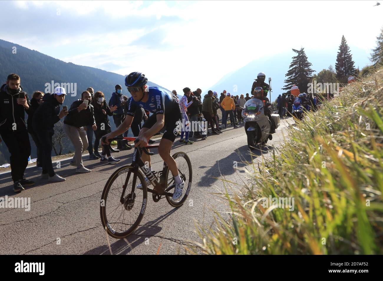 Madonna Di Campiglio, Italien. Oktober 2020. Giro d'Italia 2020 Radtour durch Italien am 21/10/2020 in Madonna di Campiglio, Italien. Etappe 17 zwischen Bassano del Grappa und Madonna di Campiglio. In Aktion Ben O'Connor (aus) (Foto: Pierre Teyssot/ESPA-Images) Kredit: Europäische Sport Fotoagentur/Alamy Live News Stockfoto
