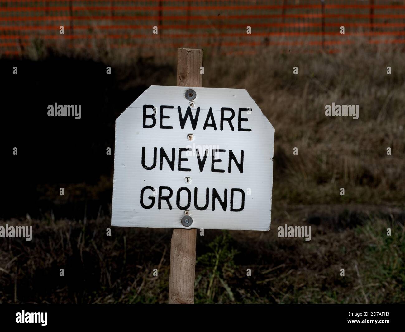 Schild Warnung vor unebenem Boden Stockfoto