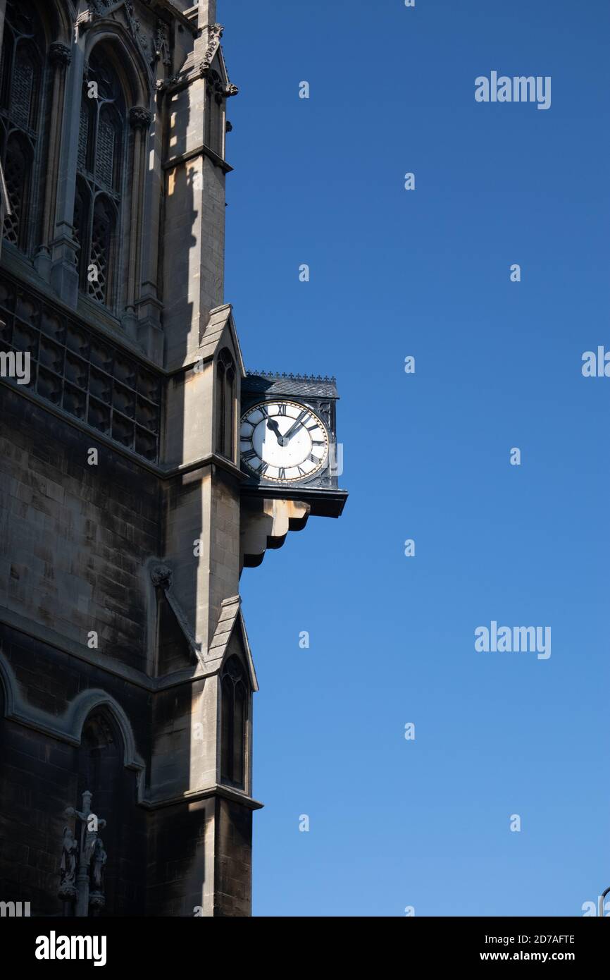 Zifferblatt der Seite der katholischen Kirche in Hills Road Cambridge gegen einen blauen Himmel Stockfoto