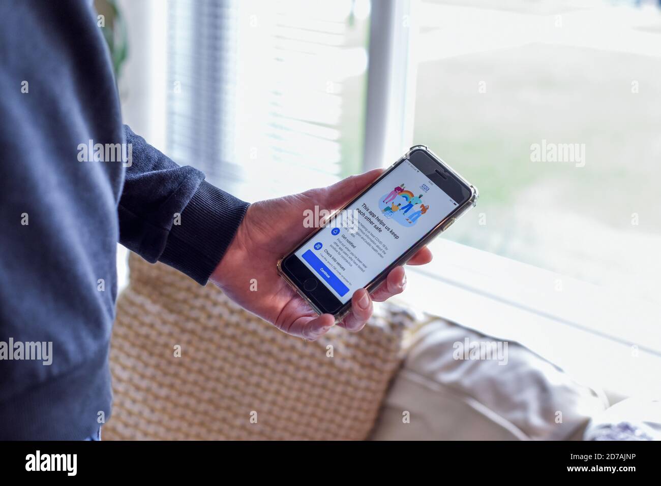 St Albans, Hertfordshire/ England - Oktober 21 2020: Eine Person, die die NHS Covid-19 App auf einem Mobiltelefon verwendet Stockfoto